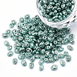 Cuentas de semillas de vidrio de colores opacos teñidos, plata forrada, 2 agujero, oval, verde mar claro, 5x4x2.5mm, agujero: 0.9 mm, aproximamente 450 g / bolsa