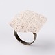 調節可能なナゲット溶岩岩の宝石用原石の指輪  プラチナメッキ真鍮パーツ  ホワイト  18mm RJEW-I013-02-1