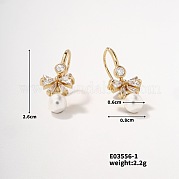 Элегантные серьги-гвоздики из жемчуга и меди с цирконами UR8130-3
