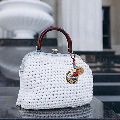 Латунный полый кулон «Счастливый кот и монета»&nbsp;KEYC-WH0038-05AG