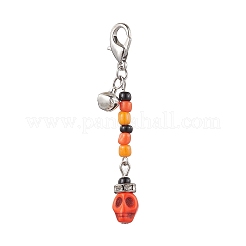 Decorazioni pendenti in turchese sintetico tinto con teschio di Halloween&nbsp;HJEW-MZ00061