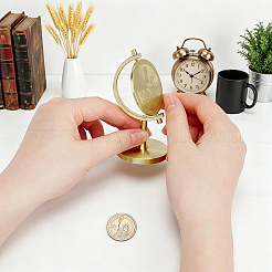 Schreibtischornament aus Messing mit Globus und der Gravur „einhundert Millionen“.&nbsp;DJEW-WH0028-073G