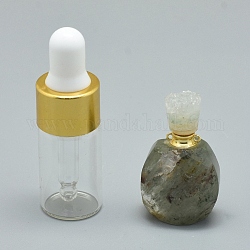 Pendentifs de bouteille de parfum ouverts naturels en quartz vert lodolite, avec des accessoires en laiton et des bouteilles d'huile essentielle en verre, 30~36x18~20x9.5~16mm, Trou: 0.8mm, capacité de la bouteille en verre : 3 ml (0.101 fl. oz), capacité de pierres précieuses: 1 ml (0.03 fl. oz)