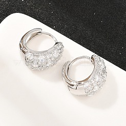 Orecchini a cerchio a forma di C in ottone con micro pavé di zirconi cubici trasparenti.&nbsp;EJEW-Z164-20P
