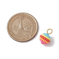 Круглые подвески из смолы цвета радуги с восковыми ягодами и железными петлями золотистого цвета&nbsp;PALLOY-JF02773