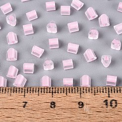 FgbグレードAフロストガラスシードビーズ  三角形  暗闇で光る  中央染め  ショッキングピンク  3.5x3.5x3.5mm  穴：1.2~1.4mm  約7500個/ポンド&nbsp;SEED-Q040-04A-07