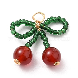 Pendentifs de perles de rocaille en verre, avec perles de cornaline en agate rouge naturelle et fil de cuivre, bowknot, vert et rouge, véritable 18k plaqué or, 26x25x8mm, Trou: 4.5mm, perles: 8 mm
