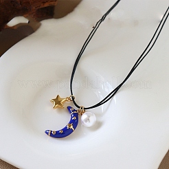 Collana da donna a un filo con ciondolo a mezzaluna blu in smalto ottone e cordino nero in similpelle.&nbsp;WG612AC-01
