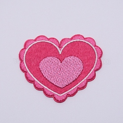 Tela de bordado computarizada para planchar / coser parches, accesorios de vestuario, apliques, corazón, color de rosa caliente, 44x53x1mm