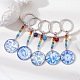 Schlüsselanhänger aus Glas mit blauem und weißem Blumendruck KEYC-JKC00554-4