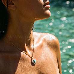 Collane con pendente ovale da donna in ottone con pavé di zirconi cubici trasparenti e resina.&nbsp;WG9C9EA-01