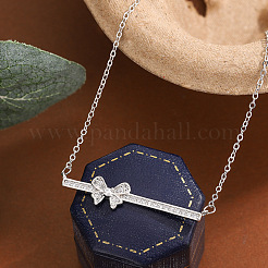 Collana da donna con ciondolo a fiocco in ottone con micro pavé di zirconi cubici trasparenti e catena in acciaio inossidabile 304.&nbsp;WG67A1C-01