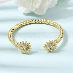 Bracelets manchettes ouvertes en laiton sertis de micro-pavés de zirconiums cubiques transparents en forme de tournesol pour femmes&nbsp;CU-CBAE7DF-49G