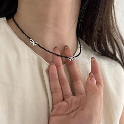 925 Женское ожерелье-бантик из стерлингового серебра и натурального обсидиана QP6489-1