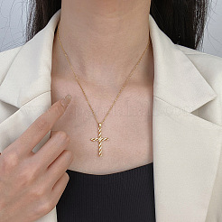 Collana con ciondolo a croce intrecciata in acciaio inossidabile 304 con micro pavé di zirconi cubici trasparenti per donna&nbsp;WG62B61-01