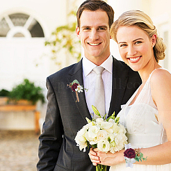 2 шт. 2 стиля тканевая и пластиковая имитация розы бутоньерка и корсажи для запястья&nbsp;AJEW-CP0005-93