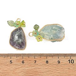 未加工の天然グリーンフローライトを銅線で包んだペンダント  アクリルフラワー付きナゲットチャーム  ゴールドカラー  24~30x14~18x11~17mm  穴：2mm&nbsp;PALLOY-JF06061-01