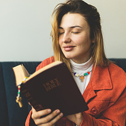 Набор для самостоятельного изготовления браслета из дерева с непрозрачными пластиковыми бусинами DIY-DR0001-73