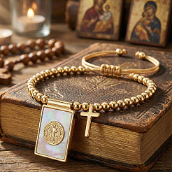 Verstellbare Armbänder mit Anhängern aus Messing und Naturmuscheln&nbsp;MV3027