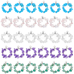 Dikosmetische Naturstein-Chip-Anhänger, kreisförmige Chip-Perlen-Charms mit winzigen Abstandsperlen, mit Kupferdraht umwickelte Kristall-Charms mit gemischten Farben für die Herstellung von DIY-Schmuck, Bohrung: 4~5 mm