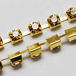 Cadenas de strass Diamante de imitación de bronce, cadena de la taza del rhinestone, 2880 Rhinestone de las PC / paquetes, Grado A, lt.col, topacio, 2mm, aproximadamente 28.87 pie (8.8 m) / paquete