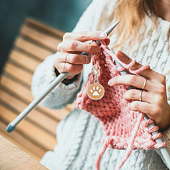 20 個 10 色のエナメルペンダントステッチマーカー  かぎ針編みレバーバックフープチャーム  亜鉛合金カニカン付き  犬の足の印刷物とフラットラウンド  ミックスカラー  3.9cm  2個/カラー&nbsp;HJEW-GO00005