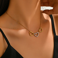 Collares con colgante de triple corazón de acero inoxidable de dos tonos para mujer&nbsp;OL9793