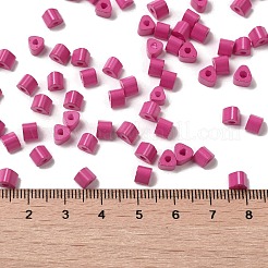 ベーキングペイント ガラスビーズ  セイロン  三角穴  trangle  ショッキングピンク  5x5x4mm  穴：1.3mm  3150個/ポンド&nbsp;SEED-H002-K-D309