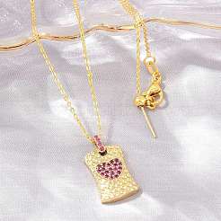 Collana regolabile con ciondolo rettangolare a forma di cuore in ottone con micro pavé di zirconi cubici e cursore&nbsp;KK-CBA4547-08G-05