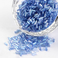 Perles rocailles tube en verre plaqué arc-en-ciel de couleurs transparent, bleuet, 3~5x1.8~2mm, Trou: 0.8mm, environ 12000 pcs/450 g