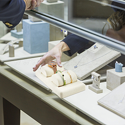 Стойки для ювелирных украшений из микрофибры с 2 слотом&nbsp;RDIS-WH0015-03