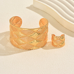 Set vintage composto da bracciale rigido e anello in lega con lavorazione a rombi in filigrana.&nbsp;RH3995