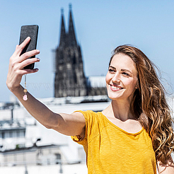 Шарм на ремешке для сотового телефона из лисьего стекла и ореха из слоновой кости&nbsp;HJEW-PH01836