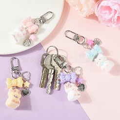 Adornos colgantes con forma de gato de resina opaca flocada y acrílico opaco con lazo y corazón de aleación.&nbsp;HJEW-YW00343-01