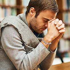 4шт 4 стиля медаль Святого Бенедикта сплав плетеный браслет из бисера набор BJEW-AN0001-69