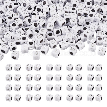 500個5スタイルの不透明なアクリルビーズ  シルバーのホワイトキューブ、letter.a、letter.e、letter.i、letter.o、letter.u  キューブ  6x6x6mm  穴：3.5mm  100個/スタイル SACR-BY0001-04-1