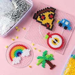 20色のDIYヒューズビーズキット  混合形状のabcプラスチックペグボード付き  アイロン用紙とプラスチックピンセット  鉄のキーホルダークラスプのパーツとチェーンと携帯電話のストラップ  プラスチックキーホルダークラスプ  ミックスカラー  5x5mm  穴：3mm  6000pc&nbsp;DIY-X0295-03A-5mm