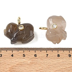 天然グレーアゲートの彫刻ペンダント  真鍮にパヴェセッティングを施したキュービックジルコニアの縁取りが美しい、幸運の豚のチャーム  ゴールドカラー  23.5~25x25~26x14mm  穴：4mm&nbsp;GG-CBA105B-03A-G