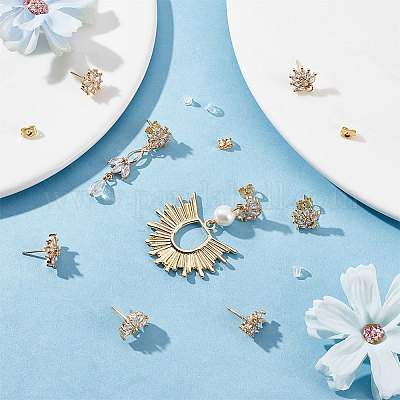 4 пара 4 стильных сережек-гвоздиков из латуни с кубическим цирконием в форме цветка EJEW-BBC0001-11-1