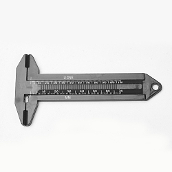 Un calibro di Vernier plastica, nero, circa 5.8cm di larghezza, 11.5 cm di lunghezza, 0.5 cm di spessore