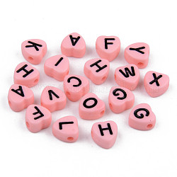 Undurchsichtige Acryl-Emaille-Perlen, horizontales Loch, Herz mit gemischten schwarzen Buchstaben, rosa, 7x7x4 mm, Bohrung: 1.5 mm
